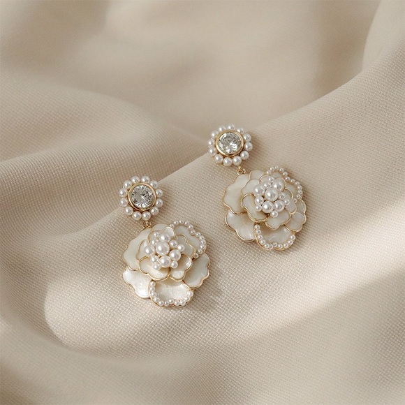 Jewelry - Chanel Style Metal Pearl Earnings